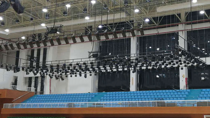 多功能体育馆的照明如何设计，应配备哪些灯具？