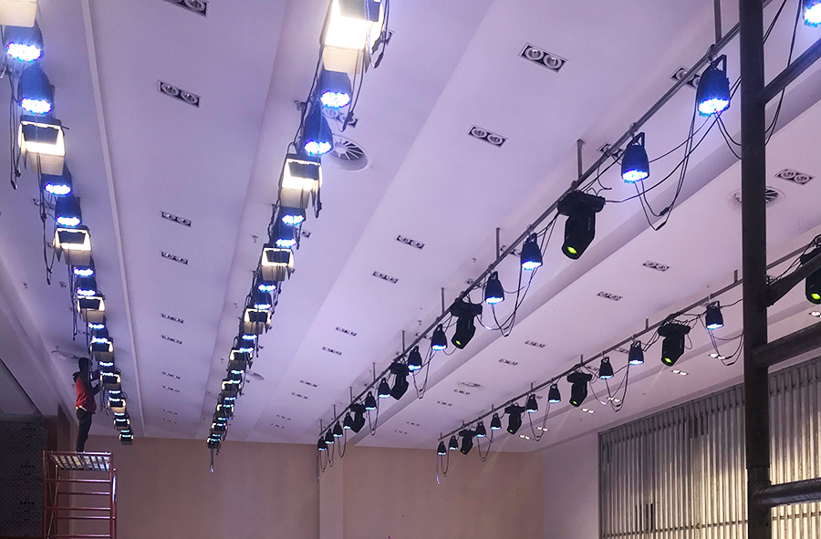 LED会议灯的亮度是多少？